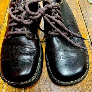 Born shoes size 8 men. Leather is in great condition.
